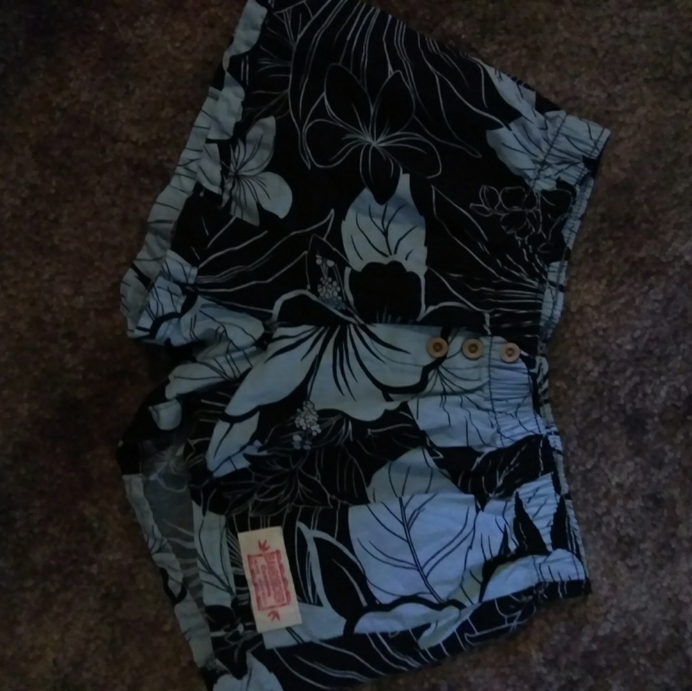 Shorts - Picture 3 of 3